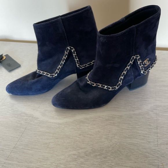 Suede CHANEL booties with chain detail - Picture 6 of 6
